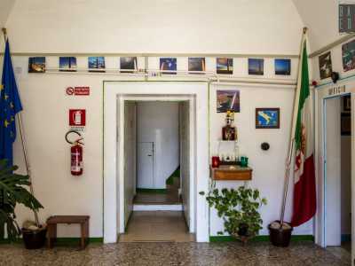 Superato un ingresso dove trovano posto fotografie e bandiere...
